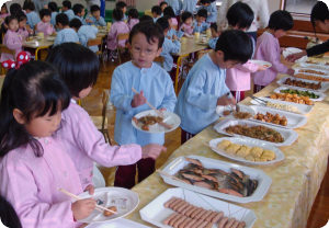 12バイキング給食0202.jpg
